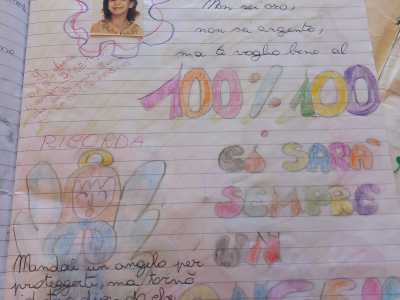 In particolare notiamo una pagina colorata che la piccola Claudia dedic� alla sua maestra, con mille frasi tra cui spicca questa: �Non sei oro, non sei argento, ma ti voglio bene al 100%�
